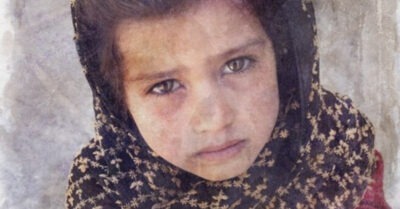 «Дядь, дай мелочи, погадаю» — сказала малышка, а едва она протянула руку, богачу стало не по себе… Первая-вторая части.