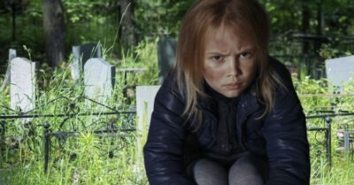 Беспризорница нашла телефон и хотела возвратить, но в трубке услышала знакомый мотив