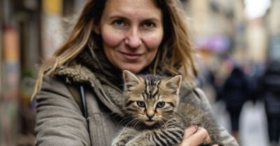 Брошенная кошка плакала и прижималась к груди девушки, впервые за долгое время почувствовав, что кому-то нужна