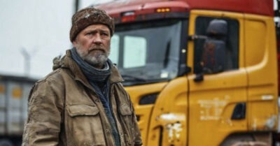 У дальнобойщика бесследно пропала жена. Спустя год он остановился в глухомани и увидел на одной из торговок знакомую вещицу