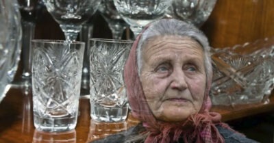 Жили-были, варили кашу, закрывали на зиму банки. Как и все, становились старше. На балконе хранили санки, под кроватью коробки с пылью