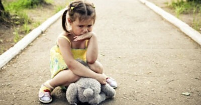 Мать-одиночку увезли на скорой, и шестилетняя дочь разыскивала на рынке, кто побудет её бабулей