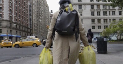 Богачи позвали в гости сватов из села и высмеяли их подарки: студень и авоськи огурцов с огорода