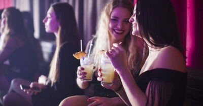 Сын богача на гулянке начал задыхаться. Только техничка поняла, в чём дело