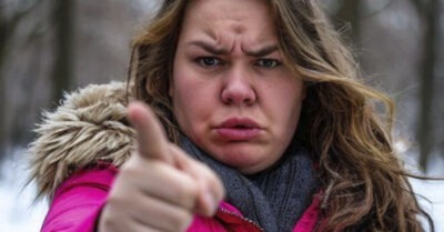 «А ну, старый! Пшел отсюда», — крикнула хозяйка магазина дедушке, зашедшему погреться. Она не знала, что будет дальше