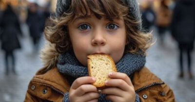 Увидел, как ребёнок доел ломтик хлебушка, отысканный в мусорке, и решил за ним проследить