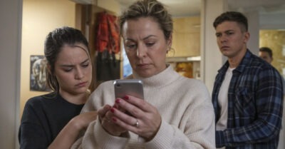 Свекровь требовала пароль от моего телефона, а муж ее одобрял, думая, что я что-то скрываю