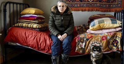 Антонина лежала в кровати, одетая в телогрейку, ноги ее были обуты в сапоги. Забежавшая соседка заволновалась