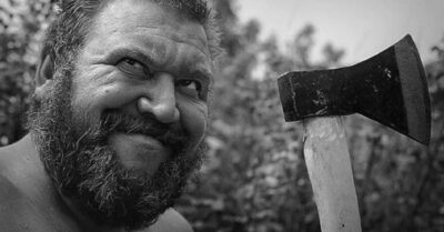 Освободившись по УДО, утром рано приехал домой. В кровати спит его жена с парнем. В сарае взял топор