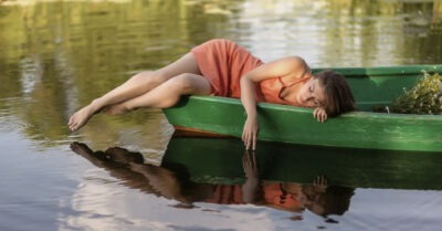 -Я плавать не умею. Помоги, — но жених одернул её руку, — Не цепляйся за меня!