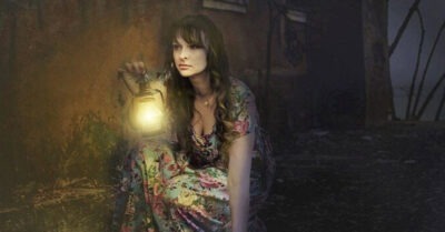 Однажды в заброшенном доме в конце села заселилась молодая женщина…