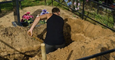 Могильщик заметил телефон рядом с покойной и взял трубку, когда тот зазвонил. Но кто бы мог подумать