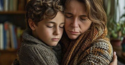 Моя дочь пригласила домой одноклассника. То, что я узнала, заставило меня упасть на колени…