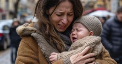 Мать с новорождённым рыдала у роддома, не зная, куда пойти. И услыхала диалог медсестёр.