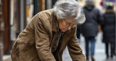 Сколько учеников прошло через ее руки. А сейчас учительницу вышвырнули на улицу