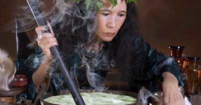 — Тут покоятся муж с женой, — всхлипнула Мария Васильевна, — я их живыми ещё застала. Колдовство в жизнь свою отворили, и аукнулось за это…