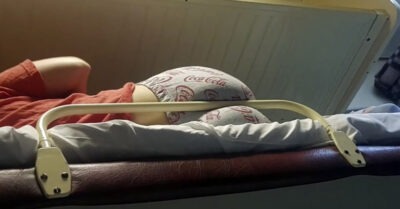 Вы должны уступить мне нижнюю полку, я постарше вас! — Настырно требовала пассажирка, но Юля дала достойный отпор