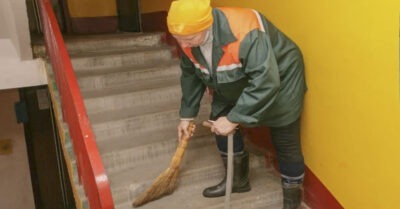 Спеша на родительское собрание, дворничиха спасла сына директора школы. Мужчина решил наградить свою сотрудницу. Но как