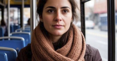 Еду в электричке и неожиданно вижу своего супруга с какой-то девкой. Садятся прямиком передо мной, но меня не замечают…