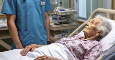 Юного медбрата подослали сыграть роль внука умирающей бабульки. Он увидел у неё на фото свою мать