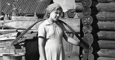 1945 г. Ждала мужа с войны как героя, а он принес в дом лишь крики по ночам и запах чужого парфюма, пока однажды река не вернула мне его тело, а бывшая подруга — чудовищную правду о травах