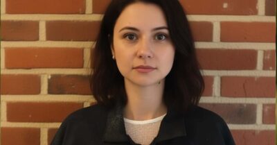 Зэчку по наказу доставили к начальнику женской колонии. Выбравшись из кабинета, она едва переставляла ноги