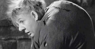 Чтобы не осрамиться, поселковая девчушка надумала жить с горбатым Леонидом. Когда тот попросил у неё кое-что, она оторопела