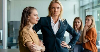 «Грязная попрошайка не должна сидеть в моём кресле!» — заявила коллега, не подозревая, что отчитывает нового директора компании