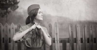 Она носила людям вести с фронта, пока одна из вестей не оказалась для нее самой. Спустя годы она сделала выбор, о котором жалела каждую ночь… или нет?