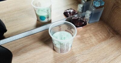 Теперь всегда ставлю стакан с солью в каждой комнате. Горничная показала простенькую смекалку.