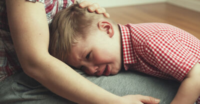 Мама, не уезжай. Ждал маму из командировки все детство, а дождался лишь тогда, когда сам стал отцом, и какой страшный секрет она принесла мне в качестве оправдания.