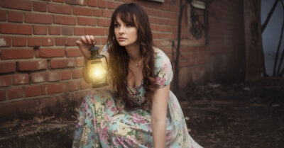 В нашей деревне появилась тихая женщина. Все ее гнали, называли ведьмой, а она молча копила своё «проклятие» в стенах старого дома.