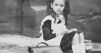 Меня похитил старик с собачкой, и это испортило мне всю жизнь. Но тот, кто отомстил за погибшую девочку, спустя годы вошёл в мою дверь с ключом от нового кошмара… и я сама его впустила.