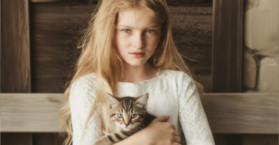 Шепот судьбы у старого крыльца: как одна ложь едва не украла у меня всё, но научила верить