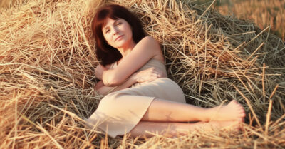 Муж спит на диване после рыбалки, а я благодарна той девчонке из соседнего села, что увела у меня первую любовь