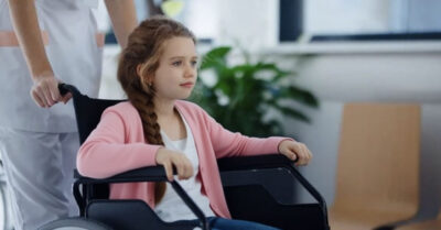 Я сижу в инвалидной коляске и жду маму, которая не вернулась. Незнакомец нашел ее разбитый телефон и позвонил мне. Этот звонок подарил мне не только надежду