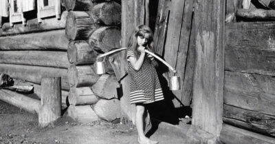 1930 год. Она родила десятого — и бросила. Я забрала. Выкормила. Воспитала. А когда она пришла забрать обратно… я ей показала, кто на самом деле её дочь.