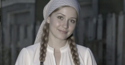 Всю жизнь я прятала лицо под платком, считая себя негожей, пока деревенский учитель математики не доказал мне обратное, а мой муж не признался, какую цену заплатил за наш брак с помощью моей же сестры