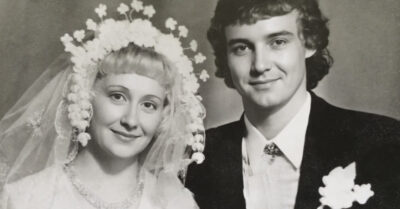 Вместо пышной свадьбы — трехлитровая банка для денег и такси, мудрая бабушка с волшебным даром и невероятное платье, сшитое из прошлой обиды и будущей силы. А когда в брачную ночь наступает настоящая опасность, оказывается, что самое важное — не белое фата, а ярость, спящая в крови, и черная собака, знающая дорогу домой