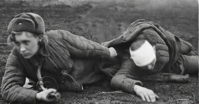 1944 год. Белоруссия. Я вытаскивала его с того света под обстрелом, а он клялся в любви и звал на Кубань. Четыре года спустя я вернулась в родное село как герой, но моя победа пахла не жасмином, а ложью под крики «горько» у моего же крыльца