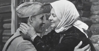 Семья ждет возвращения солдата, представляя его в сияющих доспехах на белом коне. Он приходит пешком, пахнет дорогой и махоркой, а чудо, которое он приносит, умещается в паре детских носочков с кружевной каймой