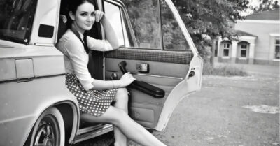 Обычный день в элитном автосервисе нарушает появление ржавого «жигуленка», из которого появляется неожиданно прекрасная женщина. Владелец сервиса, уже готов избавиться от гостя, но, рассмотрев её поближе, узнаёт в ней свою первую и самую несбыточную школьную любовь