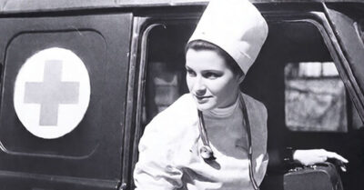 Она ревела в трубку, что сын задохнулся — врачи ворвались в квартиру, готовые к реанимации… но под одеялом лежала лишь кукла с пупырчатыми веснушками и ценником за ухом