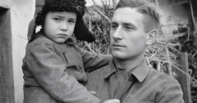 Солдат возвращается домой после долгой войны, и путь его лежит через сожженные леса и тихие деревни. На пороге полуразрушенной избушки он встречает глаза, в которых отражается вся боль этих лет — глаза одинокого мальчишки, выживающего в пепелище. Эта мимолетная встреча перевернет жизнь обоих