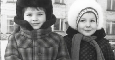 Она три года молчала, глядя в окно, пока не прижалась к коленям чужой женщины со словами «мама». Её хотели увести, но мужчина заявил, что это его проблемы. Когда в конце дня они вернулись, все поняли: эта тишина была не пустой — она была полной ожидания