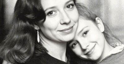 Всю свою жизнь отдавала внучке всё, пытаясь заткнуть дыру, которой не было. Пока однажды не обнаружила, что вырастила неблагодарного чужого человека, а своя девочка навсегда потеряна где-то между словом «сирота» и слепой любовью