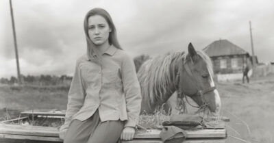 Сентябрь 1944-го. Она идёт по деревне, а в спину ей впиваются шёпоты и взгляды — она сестра предателя. Два года голода, стыда и ледяного молчания, пока весь мир состоит из пустого котелка, хруста льда у проруби и дочкиных глаз. И вот однажды тёмной ночью в её двор стучится призрак прошлого, умоляя о помощи.