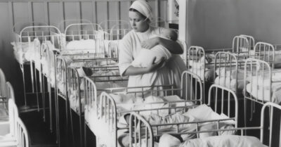 В декабре 1994-го в роддоме пересеклись судьбы трёх женщин. Две из них, несмотря на нищету и страх, с трепетом обнимают своих новорождённых. Третья, упаковав чемоданы на Запад, спокойно отказывается от сына