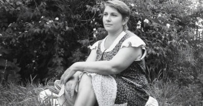 Сосед устроил мне свидание с одинокой теткой. Её дом — полная чаша, а ужин — объедение. Но стоило мне на минутку выйти во двор, как я услышал разговор, после которого сел в машину и умчался, забыв про все пироги. Держитесь крепче