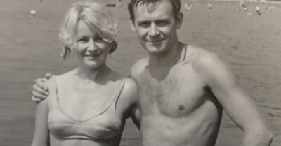 Он купил ей сапфиры, а мне — змею. Идеальный муж упаковал чемодан и отправил меня к морю. Я вернулась загорелой и счастливой, пока не нашла в пыли под столом доказательство, что его «работа без выходных» пахнет духами моей лучшей подруги